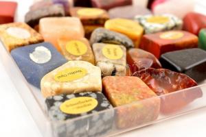 30 db csiszolt ásvány eredeti dobozában, feliratozva