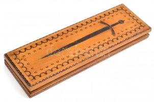 Lengyel koronázási kard, replika, leírással, fa dobozban, h: 25,5 cm