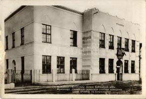 Munkács, Mukacheve, Mukacevo; Zsidó árvaház és tanoncotthon. Heinrich Schönfeld kiadása / Jewish orphanage and school, Judaica (felületi sérülés / surface damage)