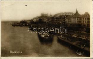 Pozsony, Pressburg, Bratislava; Duna part, kikötő, Motor I. DDSG uszály, felállványozott épület építkezés közben / Danube riverside, port, quay, barges, construction