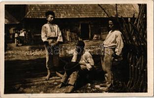 Frivald, Frivaldnádas, Trsztyennafrivald, Rajecká Lesná (Trencsén, Trencín); Z púti, Chlapci z Fackova. Fot. Karel Plicka / Zarándoklat, Facskói fiúk / pilgrimage, boys from Fackov