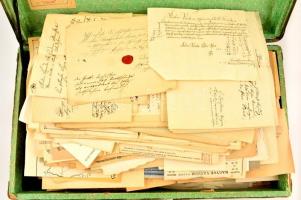 Komoly régi papírhagyaték tétel vintage bőröndben csurig telve