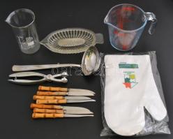 7 db konyhai eszköz: fogó kesztyű, mércés pohár, mércés, mércés kancsó, 7 db gyümölcs kés, meggymagozó, merőkanál, üveg reszelő