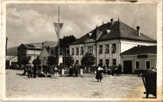 Nagyberezna, Velykyi Bereznyi, Velky Berezny; Állami iskola és az Országzászló, zsinagóga, Ungvölgyi Bank Rt., piaci árusok. Kiadja Babics Józsefné / school, Hungarian flag, synagogue, bank, market vendors, Judaica (fa)