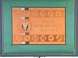 DN Postás Sport Egyesület 1899-1974 aranyozott fém(?) plakett (99x67mm) + Postás 75 év zománcozott jelvény (16x15mm) zöld díszdobozban T:1-,2
