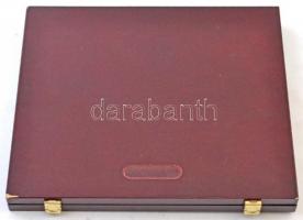 Fa éremtartó kazetta 12db-os férőhellyel, érmék tárolására. Használt, kis sérüléssel