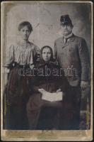 cca 1908 Családi csoportképek, 2 db keményhátú fotó budapesti műtermekből, sérülésekkel, 16×11 cm