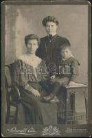cca 1908 Családi csoportképek, 2 db keményhátú fotó budapesti műtermekből, sérülésekkel, 16×11 cm