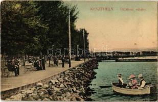 1908 Keszthely, Balatoni sétány, montázs csónakban ülő családdal. Kiadja Rechnitzer Gyula