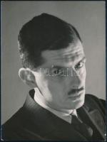 cca 1938 Kinszki Imre (1901-1945) budapesti fotóművész önarcképe, a szerző hagyatékából, jelzés nélküli vintage fotó, 11,7x8,9 cm