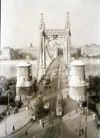 cca 1939 Budapest, a régi Erzsébet híd villamosokkal, forgalom irányító rendőrrel, vintage negatív Kinszki Imre (1901-1945) budapesti fotóművész hagyatékából, 8x5,7 cm