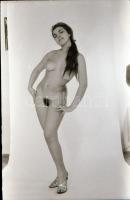 cca 1977 Szolidan erotikus felvételek egy privát akt-archívumból, 13 db vintage negatív, 24x36 mm