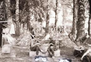 cca 1942 Thöresz Dezső (1902-1963) békéscsabai gyógyszerész és fotóművész szolgálatot teljesített eg...