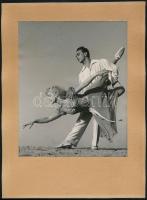 cca 1959 Balettművészek a szabadban, vintage fénykép, 16,5x13 cm, karton 24x17,5 cm