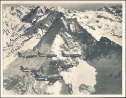 1959 Olasz vadászrepülők az Alpok felett, vintage fotó, vélhetően az egyik pilóta dedikálásával, kartonra ragasztva, 17,5x23 cm