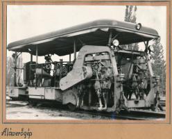 cca 1950 Aláverőgép a vasútépítésen, 13x18 cm, hordozó 20x30 cm