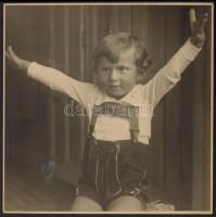 cca 1933 Kinszki Imre (1901-1945) budapesti fotóművész hagyatékából, jelzés nélküli vintage fotó gyermekéről, 23,5x23,5 cm