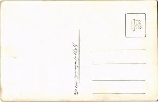 1943 Magyar katona egy teherautó mellett Gyergyószentmiklóson / WWII Hungarian soldier next to a tru...