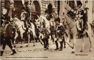 1916 Budapest, IV. Károly királlyá koronázása, menet a koronázási dombhoz indul. Beller R. felvétele (EK)