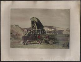 cca 1950 Lánctalpas földgyalu erőgép és teherautó, kézzel színezett vintage fotó kasírozva, 16x23,5 cm, karton 24x32 cm