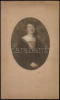 cca 1925 Landau Erzsébet budapesti, művész fényképek műtermében készült női portré, pecséttel jelzett, a kép bal oldalán alul aláírt, 22x16 cm, karton (sarkán törésvonal) 41x24,5 cm