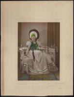 1939 Sashalom, Szontagh műtermében készült, aláírt, kézzel színezett vintage fotó, magyaros divat szerint öltözött hölgy fényképe, 23,5x17 cm, karton 38,5x29,5 cm