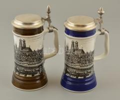 Müncheni szuvenírek: 2 db ón fedeles kerámia söröskorsó, jelzett, apró kopásokkal, m: 22 cm + 1 db ón tál, d: 21 cm