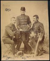 1893 Varasd, Katonatársak, m. kir. varasdi 10. honvéd huszárezred tisztjei, Várady Albert (1870-?) huszárhadnagy, későbbi ezredes, Strauss Gusztáv huszárhadnagy, és egy harmadik huszártiszt fotója, kartonra kasírozva, feliratozva, körbevágott, 12x9 cm.   /1893 Varaždin, Brothers in army, 3 army officers of the Hungarian Royal 10th Husar Regiment of Varaždin, Albert Várady (1870-?) lieutenant, later colonel, Gustav Strauss lieutenant, and other army officier, photo on board, with writings, cropped, 12x9 cm.