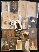 cca 1880-1900 27 db kemányhátú fotó: kabinetfotó, vizitkártya magyar fényképészektől