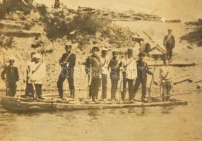 Szerb katonák a Duna alsó szakaszán ladikokon. Nagyméretű fotó kartonon. 30x23 cm + karton. / Serbia...