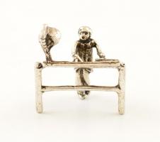 Ezüst(Ag) miniatűr tervezőasztal emberrel, jelzés nélkül, 2×2,5 cm, nettó: 5,5 g