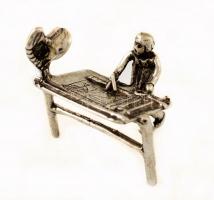 Ezüst(Ag) miniatűr tervezőasztal emberrel, jelzés nélkül, 2×2,5 cm, nettó: 5,5 g