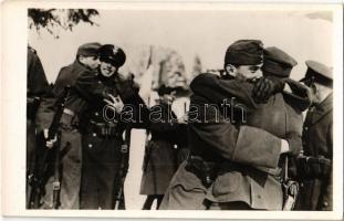 1939 Vereckei-hágó, Veretskyy pereval, Verecke Pass, Serednioveretskyy; Magyar-Lengyel baráti találkozás a visszafoglalt ezeréves határon, ölelkező katonák / Hungarian-Polish meeting on the historical border, soldiers hugging each other