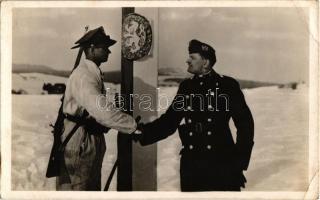 1939 Uzsok, Uzok, Uzhok; Magyar-Lengyel baráti találkozás a visszafoglalt ezeréves határon / Hungarian-Polish meeting on the historical border, military, handshake (EK)