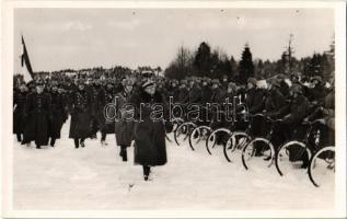 1939 Uzsok, Uzok, Uzhok; Magyar-Lengyel baráti találkozás a visszafoglalt ezeréves határon, kerékpáros katonák a hóban / Hungarian-Polish meeting on the historical border, military, soldiers on bicycles in the snow