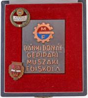 ~1980. Bánki Donát Gépipari Műszaki Főiskola fém emlékplakett eredeti tokban, mellette 2db zománcozott jelvény (56x70mm) T:2