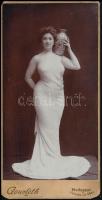 cca 1900 Bp., elegáns nő portréja díszes vázával a vállán, keményhátú fotó, kopott kartonnal, Bp., Goszleth műterméből, 21x10 cm