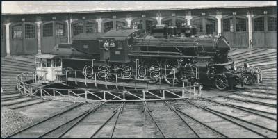 MÁV 322. mozdony az Orient-csarnok előtt (Budapest), későbbi előhívás, 8×17 cm / MÁV 322 locomotive, copy of vintage photo