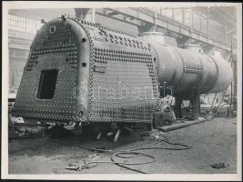 cca 1920-1930 Mozdony burkolata műhelyben, modern előhívás, 12×17 cm / modern copy of vintage photo