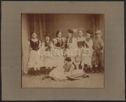 cca 1900 Népies ruhába öltözött gyermek színjátszó csoport fotója, fotó kartonon, paszpartuban, 20x18 cm.