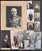 cca 1900-1941 Vegyes fotó tétel, főleg portré fotók, 2 db (lőcsei) iskolai tabló fotó, az egyik színjátszós, valamint Várady Albert (1870-?) ezredes, Varasd, m. kir. varasdi 10. honvéd huszárezred egykori tisztjének időskori (1941) nagyméretű (23x17 cm) portréja (sérült), 18 db, keményhátú fotó, fotó kartonon, soproni, budapesti, szombathelyi és lőcsei (Czéhula Ludmilla) fotósok műtermeiből, közte körbevágott, sérült, 9x5 cm és 23x17 cm közötti méretben
