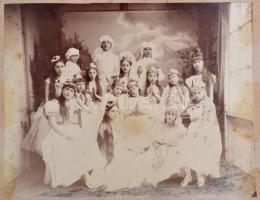 cca 1900-1941 Vegyes fotó tétel, főleg portré fotók, 2 db (lőcsei) iskolai tabló fotó, az egyik szín...