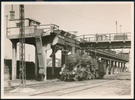 cca 1940-1950 Régi mozdony teherpályaudvar szénberakodó részén, fotó, 12×16 cm / locomotive