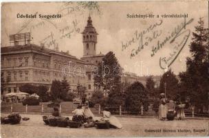 1907 Szeged, Széchenyi tér a Városházával, Hay Miksa üzlete, piaci árusok az előtérben. Kiadja Grünwald Herman (EK)