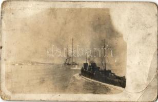 1915 SMS "Admiral Spaun" im Kanal von Pasman. Zugunsten des Roten Kreuzes Zweigverein in Pola. Nr. 44. / SMS Admiral Spaun az Osztrák-Magyar Haditengerészet gyorscirkálója / K.u.K. Kriegsmarine / WWI Austro-Hungarian Navy scout cruiser with SM Torpedoboot 52 T (ex Alligator) torpedo boat. photo (EB)