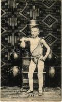Misi a súlyemelő gyerek / Misi, the weight-lifter child, circus acrobat (fa)