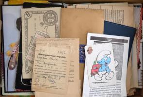 Vegyes papírrégiség tétel: üdvözlőlapok, kisnyomtatványok, papírzacskók, stb., egy cipősdoboznyi érd...