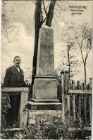 1931 Bakonszeg, Bakonyszeg; Bessenyei György síremléke (szakadás / tear)