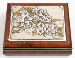 Ezüst (Ag.) lemezes olasz fa dobozka, jelzett, hasított bőr belsővel, javított, 14×11 cm