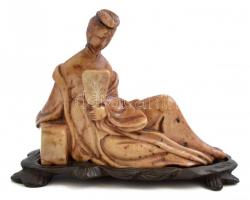 Tükrős kínai hölgy, faragott zsírkő figura, fa talapzattal (külön vált), jelzés nélkül, m: 8 cm, h:10 cm